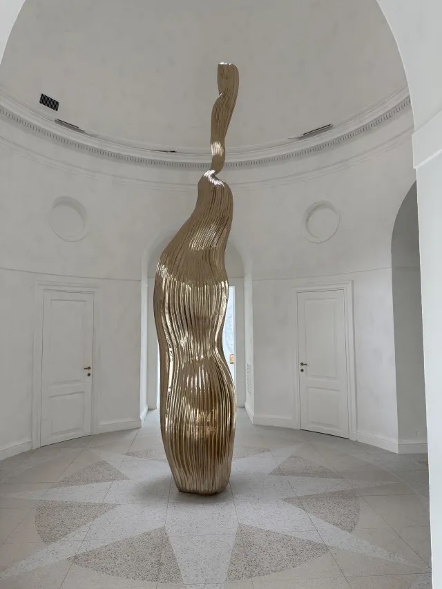 “阿尔玛·艾伦：叫我微风”（Alma Allen: Call Me the Breeze），2026，威尼斯双年展美国馆. 第61届威尼斯双年展展览现场.
