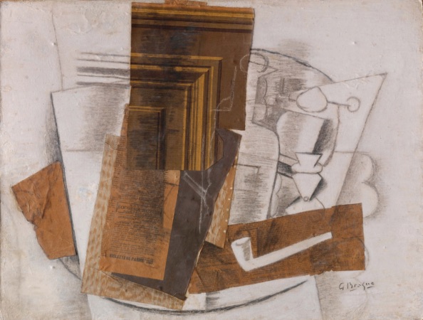 乔治·布拉克，《瓶、玻璃杯与烟斗（帕尔马紫罗兰）》，1914，剪贴报纸、彩绘纸与壁纸，木炭、石墨、水粉于纸板上，19 × 24 1⁄8英寸。© Artists Rights Society (ARS), New York/ADAGP, Paris.