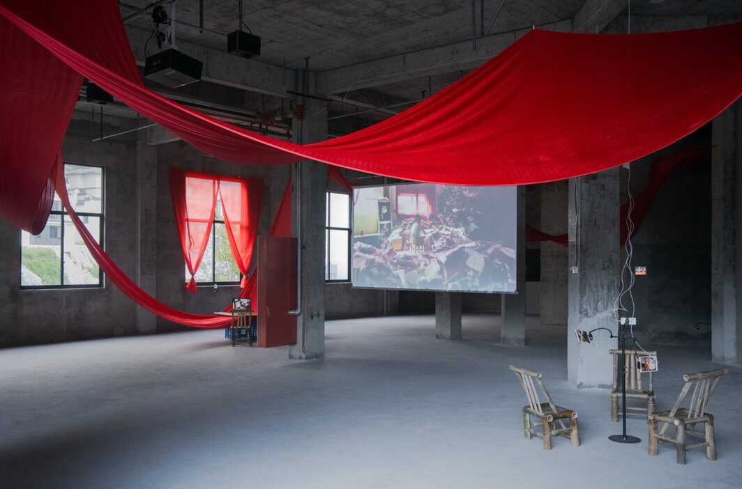 “郑确：厂妹”展览现场，泥鳅美术馆，浙江庆元，2026. 摄影: 罗舜琦、韩倩、曹丹阳. 