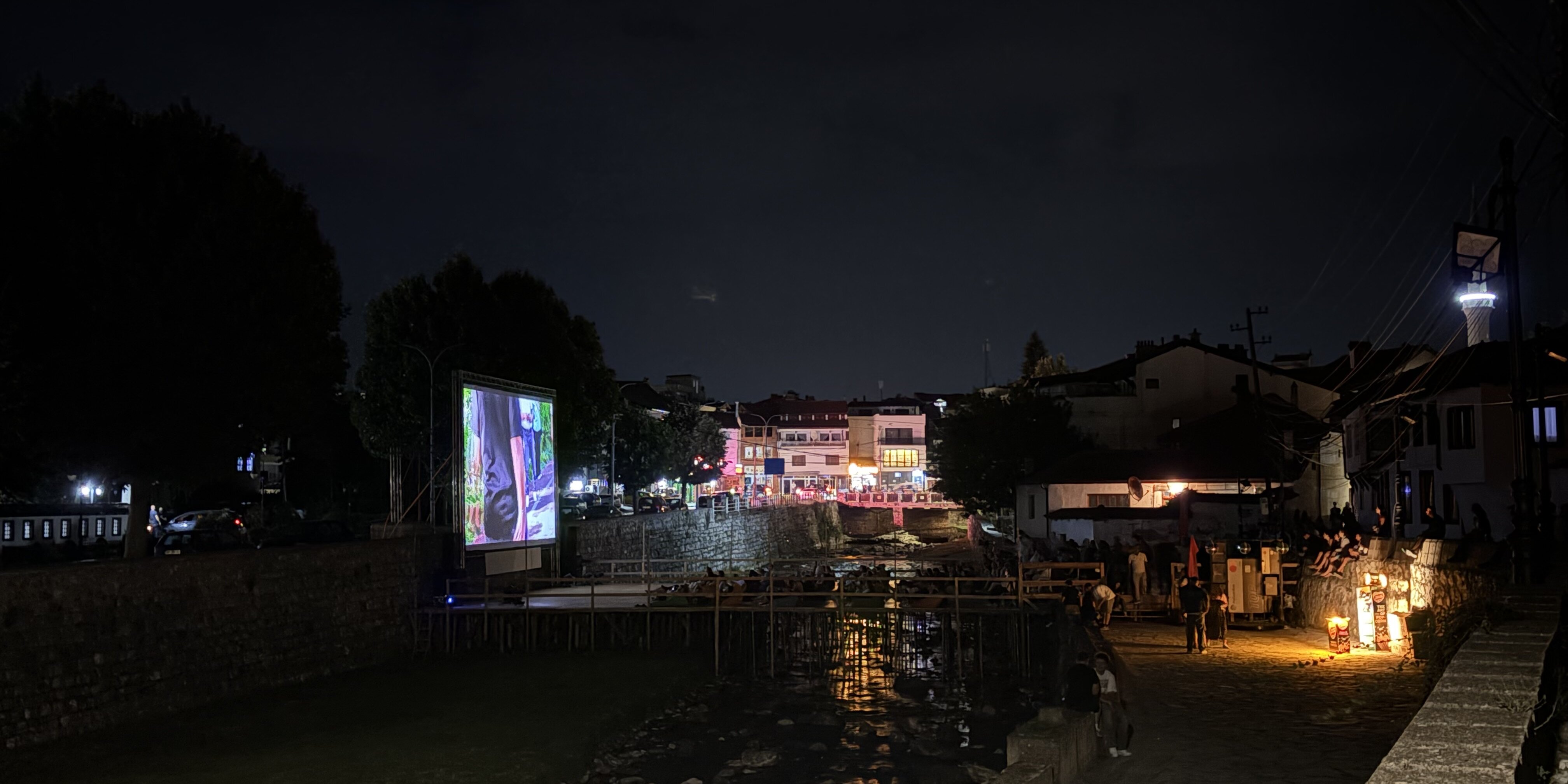 Dokufest在普利兹伦的河边放映.全文摄影：王天艺.