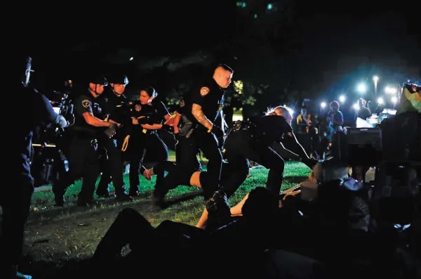 2024年5月2日，纽约州立大学新帕尔茨分校的营地内，警方逮捕支持巴勒斯坦的抗议者. 图片提供：Allyse Pulliam/Times Union.