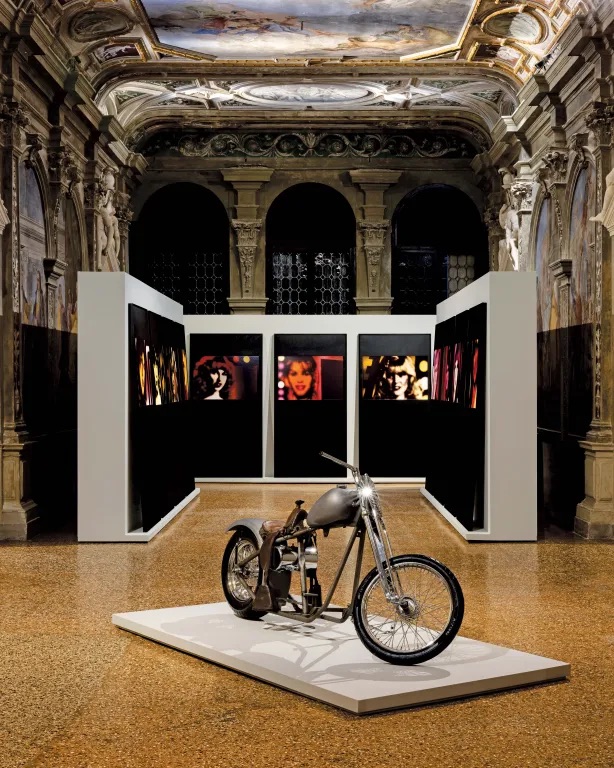 “Helter Skelter：亚瑟·贾法与理查德·普林斯”展览现场，2026，普拉达基金会，威尼斯. 前景：理查德·普林斯，《无题》，2018–20. 背景：理查德·普林斯“演艺者”系列作品，1982–83. 摄影：Andrea Rossetti.