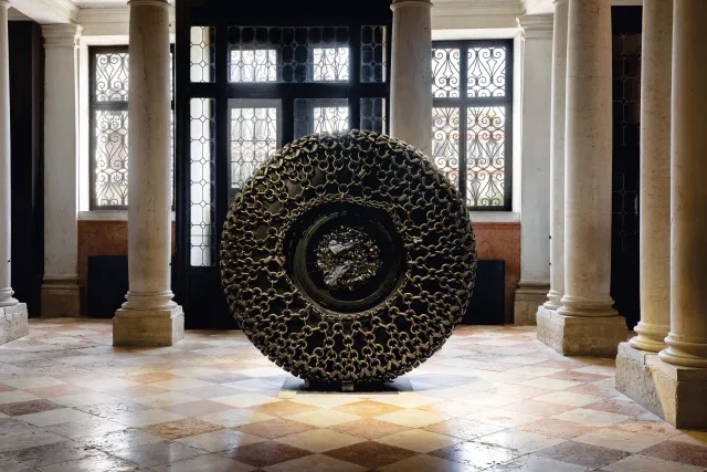 亚瑟·贾法，《大轮胎II》，2018，铁链、轮辋、轮毂盖、轮胎. 威尼斯普拉达基金会展览现场，2026. 摄影：Andrea Rossetti.