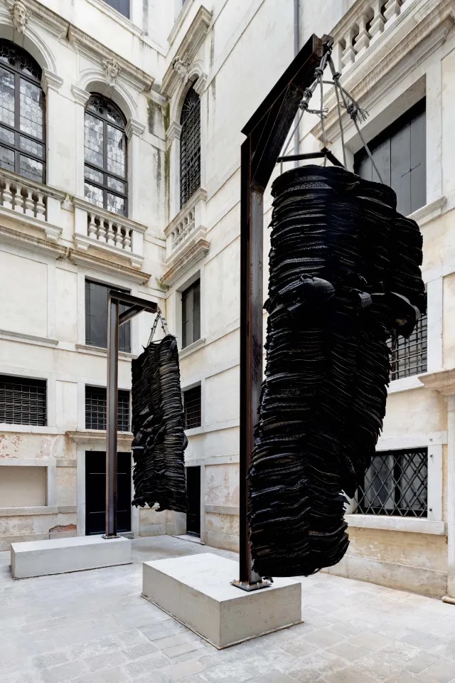 “Helter Skelter：亚瑟·贾法与理查德·普林斯”展览现场，2026，普拉达基金会，威尼斯. 理查德·普林斯，《无题（民谣）》，2006. 摄影：Andrea Rossetti.