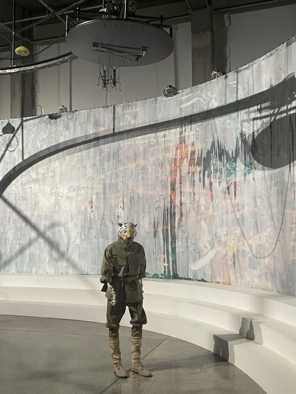 巴古斯·潘德加和今津景的作品《Tyger》（2026）在ROH画廊“潮湿”（WET）展览现场.
