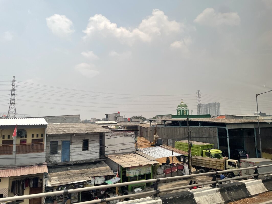  大巴车窗外的甘榜景象.