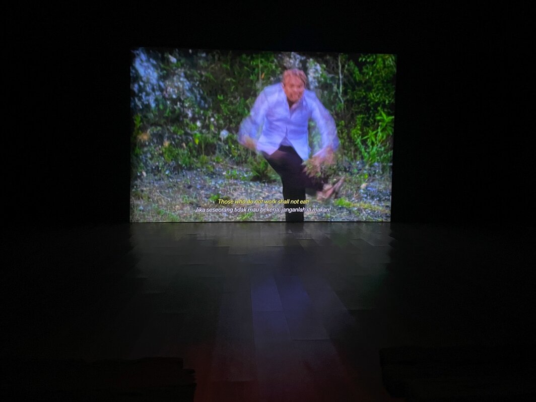 里亚尔·里扎尔迪（Riar Rizaldi）的作品《Tropenkolder》（2026），“时代剧”展览现场，MACAN，雅加达.